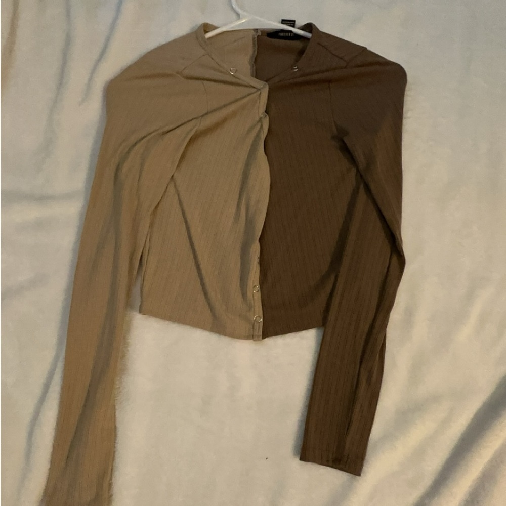 FOREVER 21 Cute Long Sleeve half color light brown/dark brown button crop top